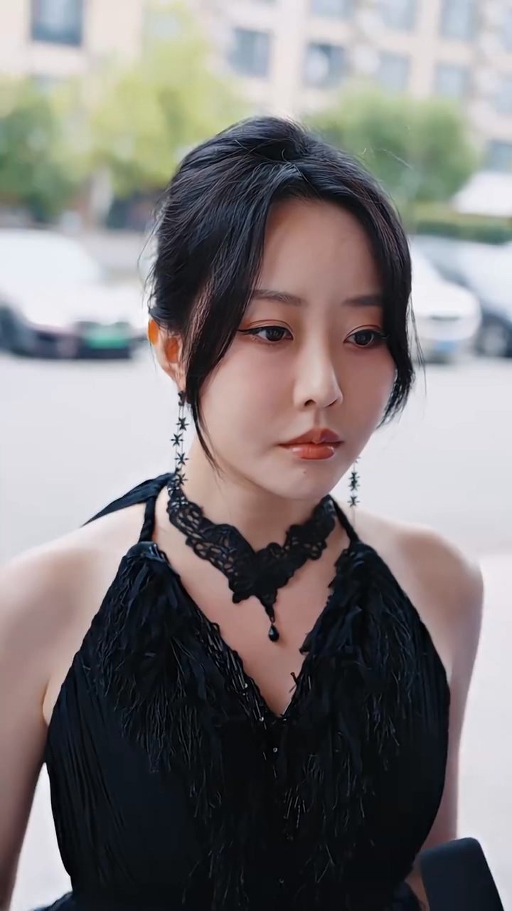 退婚后，女戰(zhàn)神后悔哭了